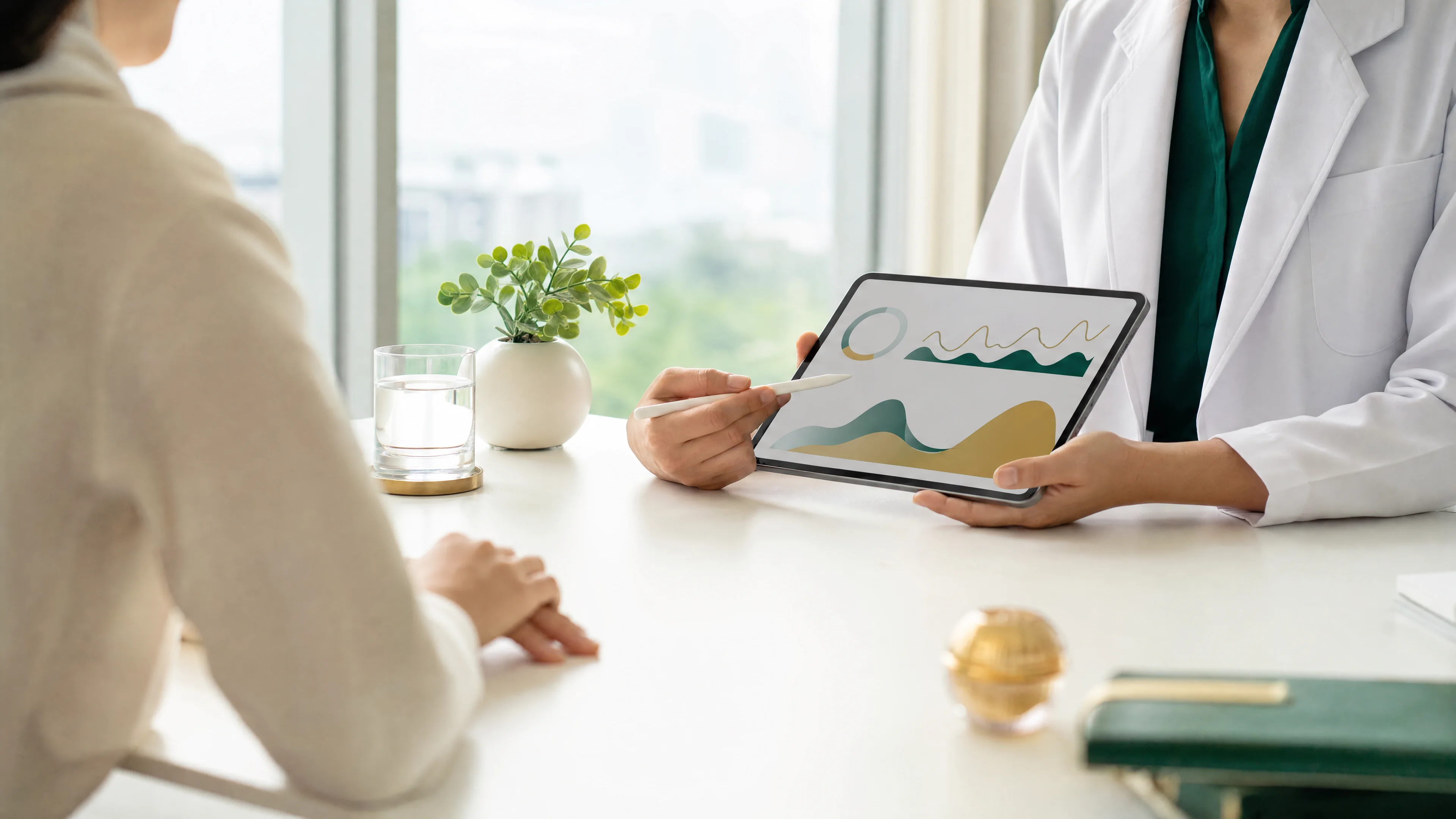 Médico revisando indicadores de bienestar con su paciente